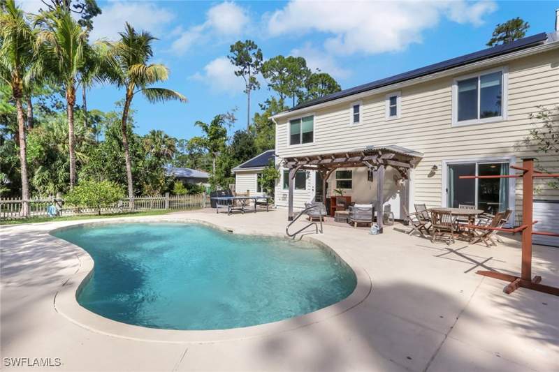 5 bedroom SingleFamilyResidence at 5092 Boxwood Way, Logan Woods, Naples — photo 4