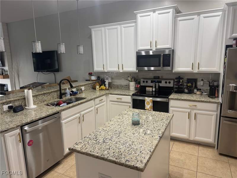 5 bedroom SingleFamilyResidence at 2557 Ashbury Cir, Ashbury, Cape Coral — photo 5