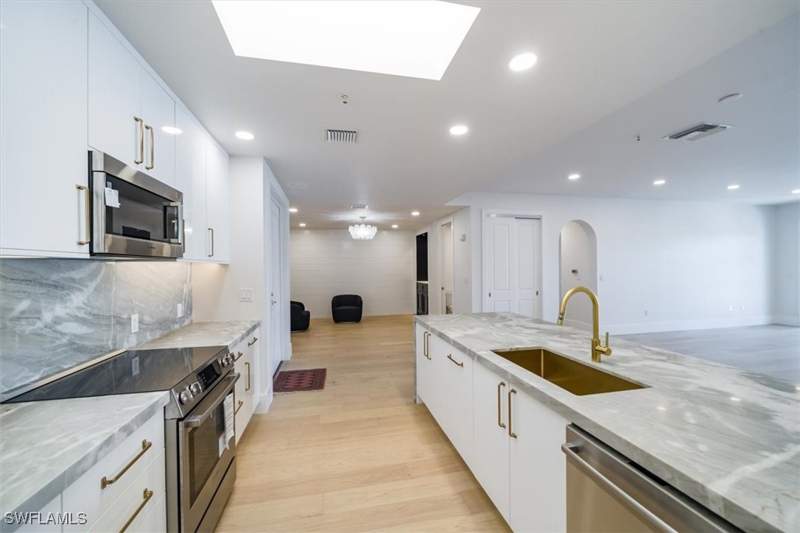 2 bedroom Condominium at 780 5th Ave S 305, Olde Naples, Naples — photo 4