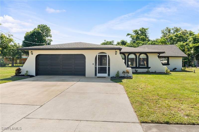 4 bedroom SingleFamilyResidence at 3042 Mango St, Barden Subdivision, Fort Myers — photo 2