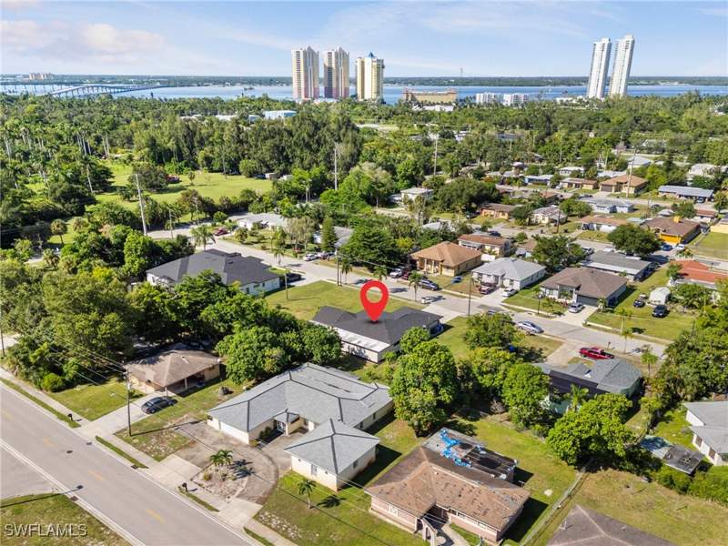 4 bedroom SingleFamilyResidence at 3042 Mango St, Barden Subdivision, Fort Myers — photo 4