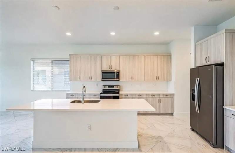 5 bedroom SingleFamilyResidence at 5048 Gambero Way, Maple Ridge, Ave Maria — photo 4