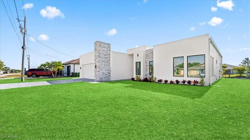 3 bedroom SingleFamilyResidence at 526 SE 4th St, Cape Coral, Cape Coral — photo 3