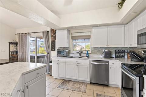 927 NW 12th Ter, Cape Coral FL - photo 10 of 34