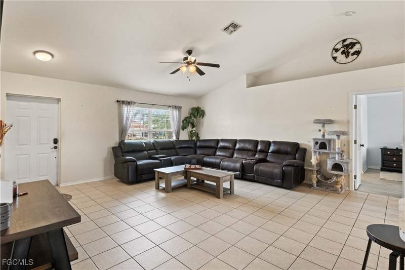 4 bedroom SingleFamilyResidence at 927 NW 12th Ter, Cape Coral, Cape Coral — photo 4