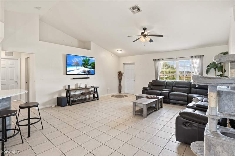 4 bedroom SingleFamilyResidence at 927 NW 12th Ter, Cape Coral, Cape Coral — photo 5