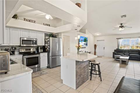 927 NW 12th Ter, Cape Coral FL - photo 7 of 34