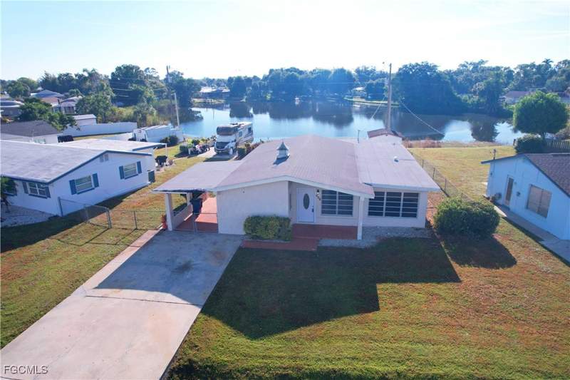 3 bedroom SingleFamilyResidence at 275 Lakeview Dr, Berts Bayshore Manor, North Fort Myers — photo 2