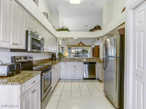 2220 Chesterbrook Ct 6-202, Naples FL - photo 8 of 32