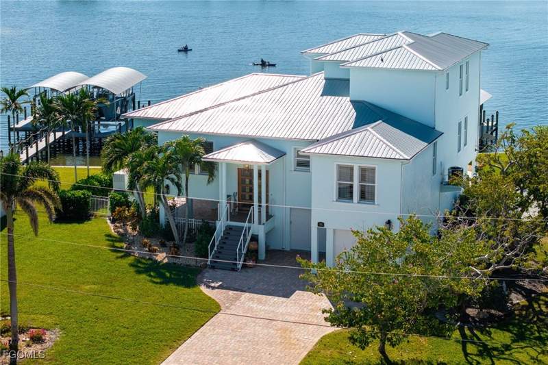 3 bedroom SingleFamilyResidence at 3807 San Carlos Dr, Bayview Acres, St James City — photo 2