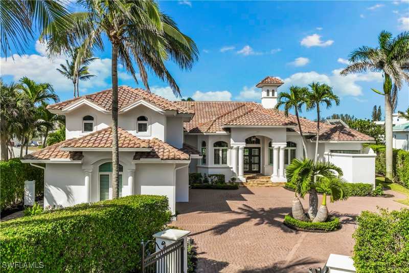 4 bedroom SingleFamilyResidence at 216 Spring Line Dr, Moorings, Naples — photo 1