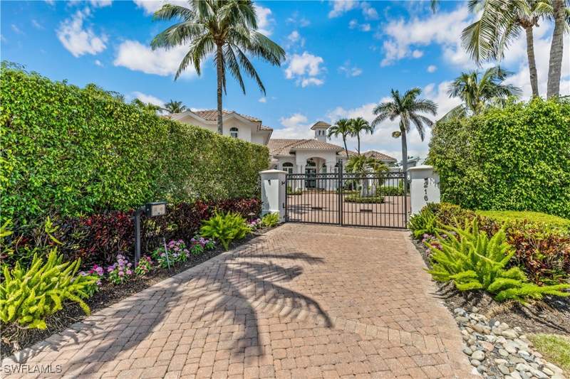 4 bedroom SingleFamilyResidence at 216 Spring Line Dr, Moorings, Naples — photo 2