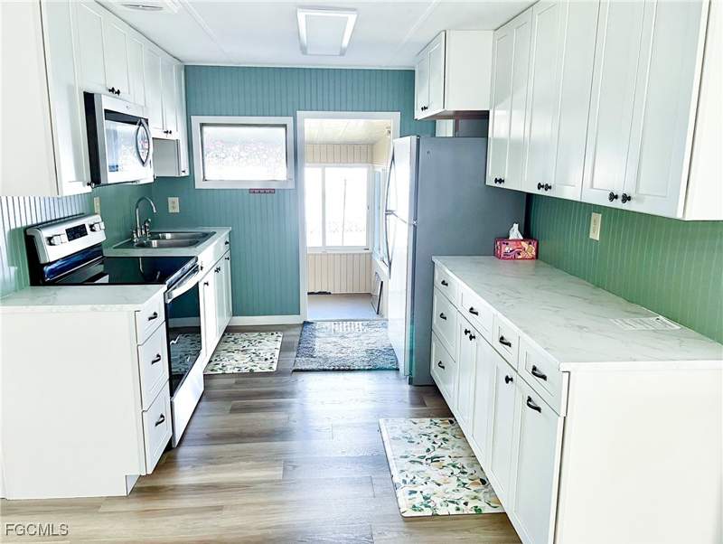 2 bedroom ManufacturedHome at 301 Dillard Ave, Thunderbird Mobile Homes, Fort Myers — photo 4