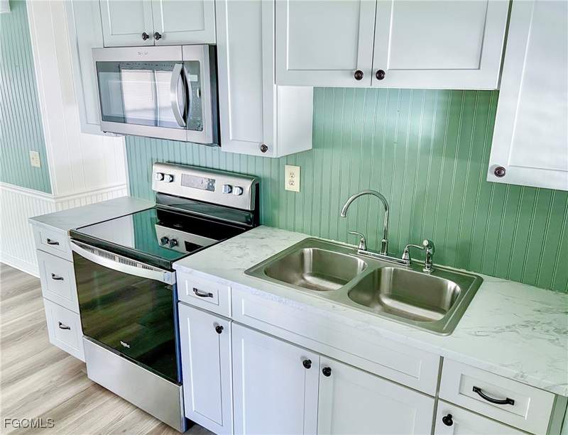 2 bedroom ManufacturedHome at 301 Dillard Ave, Thunderbird Mobile Homes, Fort Myers — photo 5