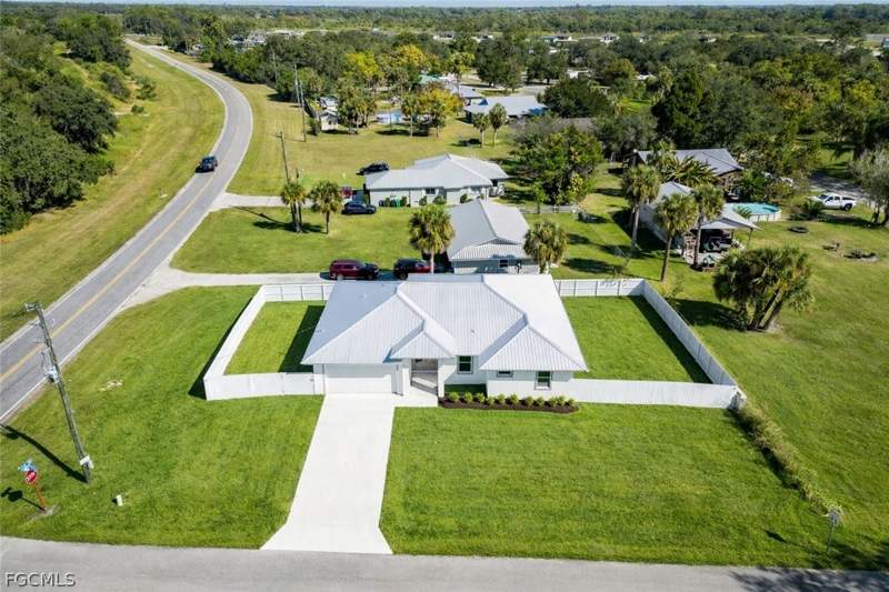 3 bedroom SingleFamilyResidence at 3002 Mercer Way, Labelle, Labelle — photo 2