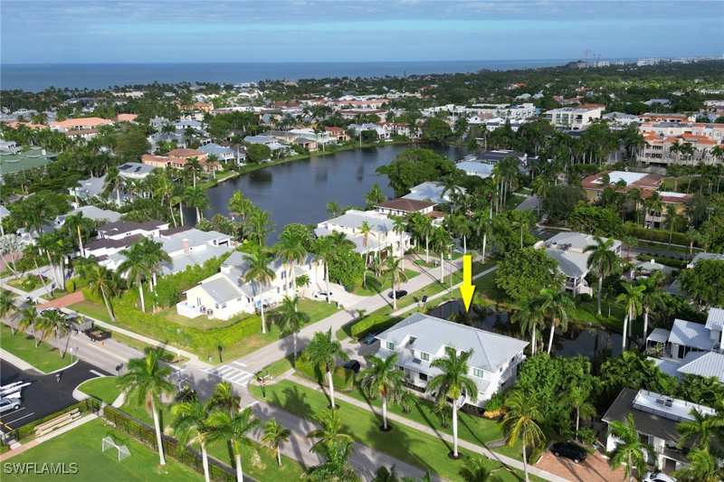 2 bedroom Attached at 605 8th Ave S 605, Lakeridge Villas, Naples — photo 1