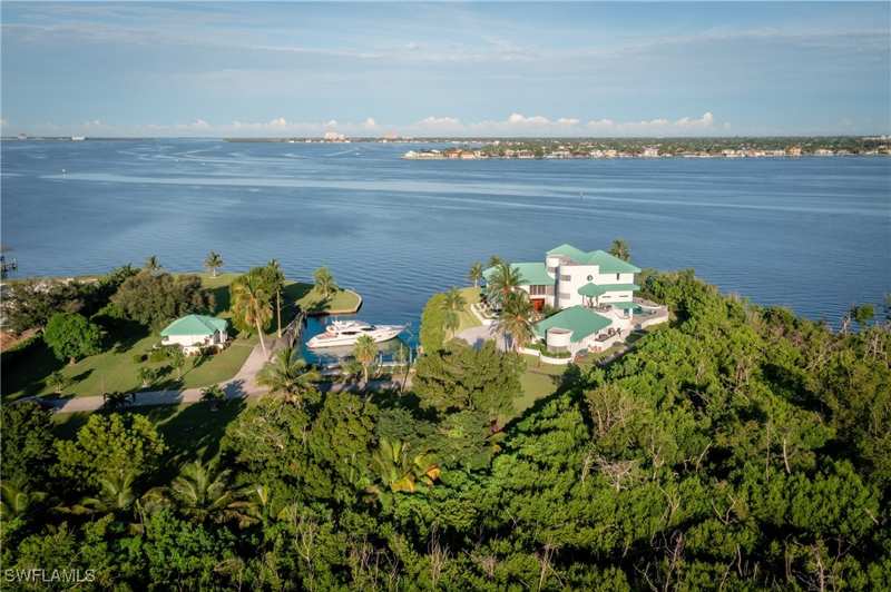 6 bedroom SingleFamilyResidence at 14040 Schultz Rd, Palmetto Point, Fort Myers — photo 1