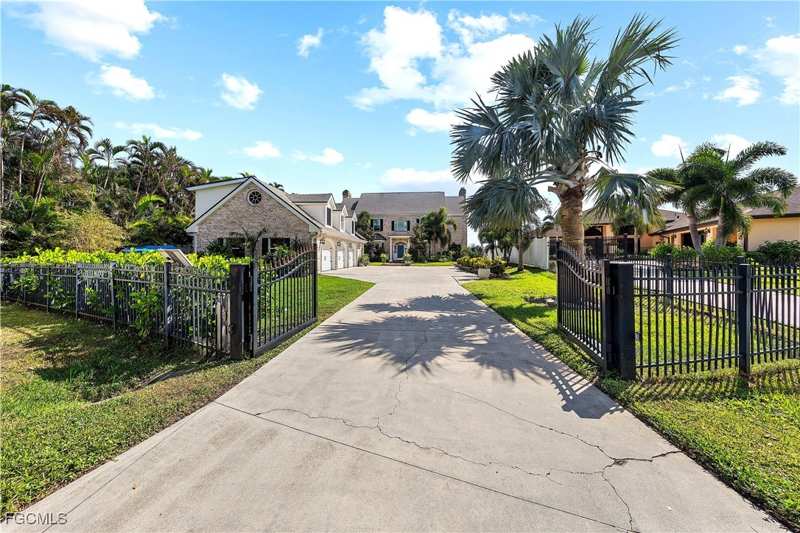 4 bedroom SingleFamilyResidence at 1807 Coral Cir, Fort Myers Gulf Acres, North Fort Myers — photo 1
