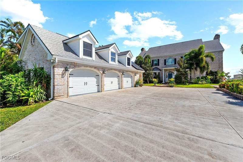 4 bedroom SingleFamilyResidence at 1807 Coral Cir, Fort Myers Gulf Acres, North Fort Myers — photo 3