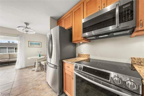 601 Periwinkle Way D5, Sanibel FL - photo 12 of 44