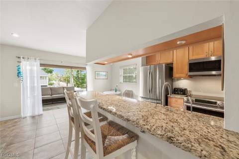 601 Periwinkle Way D5, Sanibel FL - photo 9 of 44