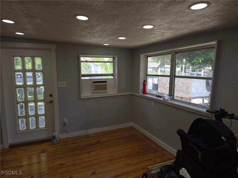 6 bedroom SingleFamilyResidence at 3207 Broadway, Fort Myers, Fort Myers — photo 4