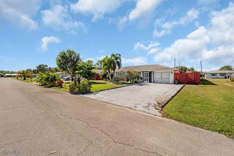 4 bedroom SingleFamilyResidence at 2960 Renee Ct, Riverdale Estates, Fort Myers — photo 4