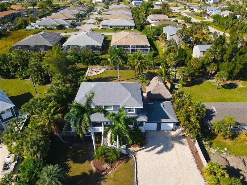 5 bedroom SingleFamilyResidence at 16700 Wisteria Dr, Cottage Point Subd, Fort Myers — photo 2