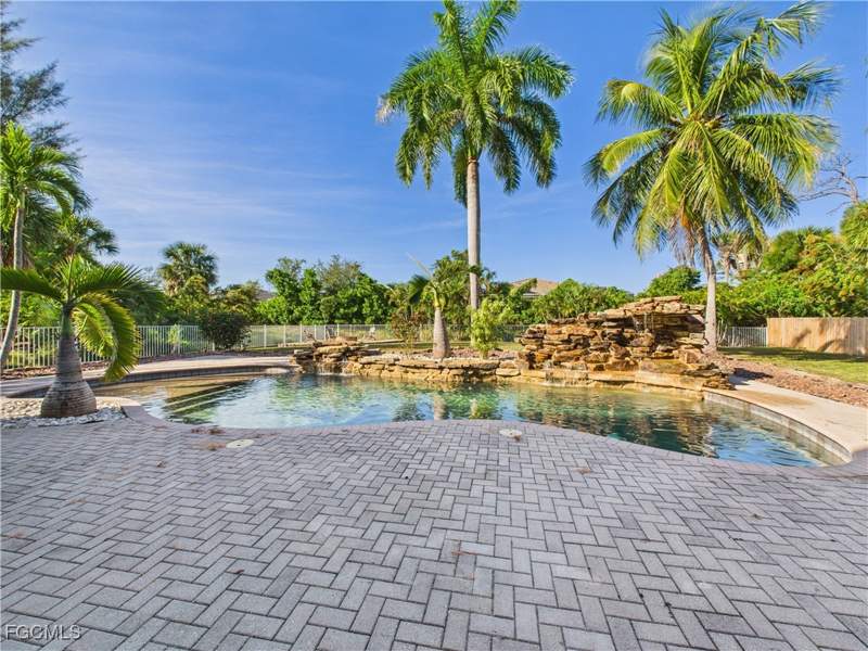 5 bedroom SingleFamilyResidence at 16700 Wisteria Dr, Cottage Point Subd, Fort Myers — photo 4