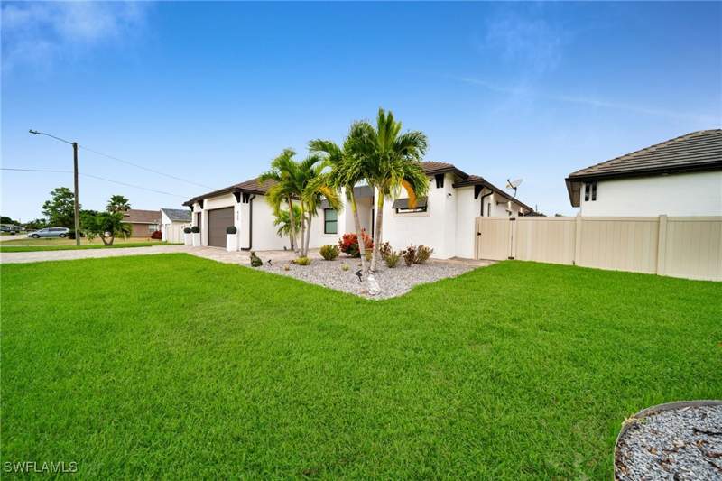 3 bedroom SingleFamilyResidence at 425 SE 15th St, Cape Coral, Cape Coral — photo 4