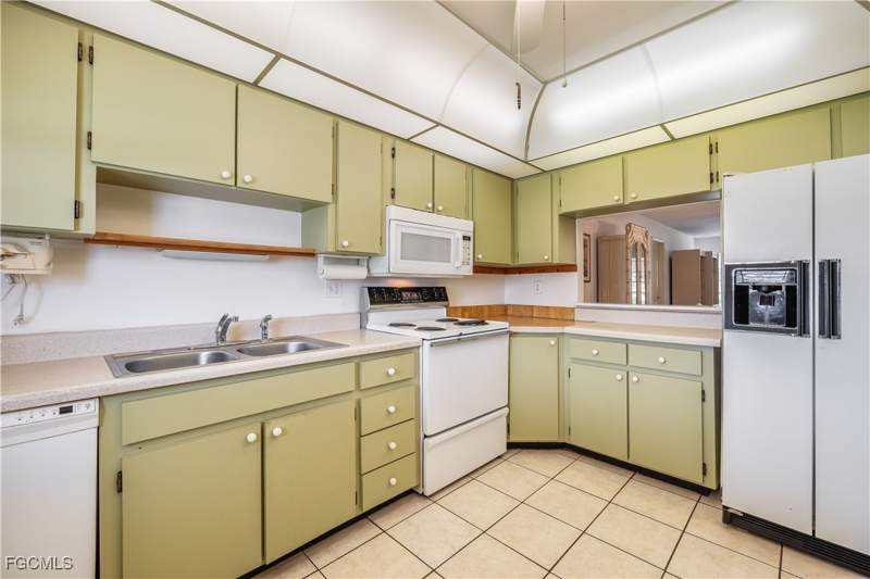 3 bedroom Attached at 6992 Edgewater Cir, Myerlee Golfside East Condo, Fort Myers — photo 4