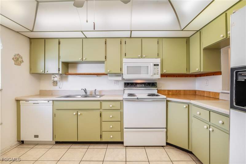 3 bedroom Attached at 6992 Edgewater Cir, Myerlee Golfside East Condo, Fort Myers — photo 5
