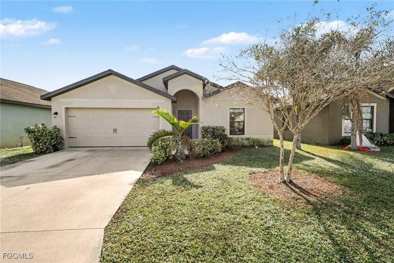 3 bedroom SingleFamilyResidence at 746 Center Lake ST, SHADOW LAKES, Lehigh Acres — photo 2