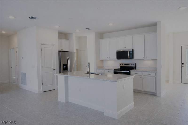 3 bedroom SingleFamilyResidence at 3529 NW 41st Pl, Cape Coral, Cape Coral — photo 2