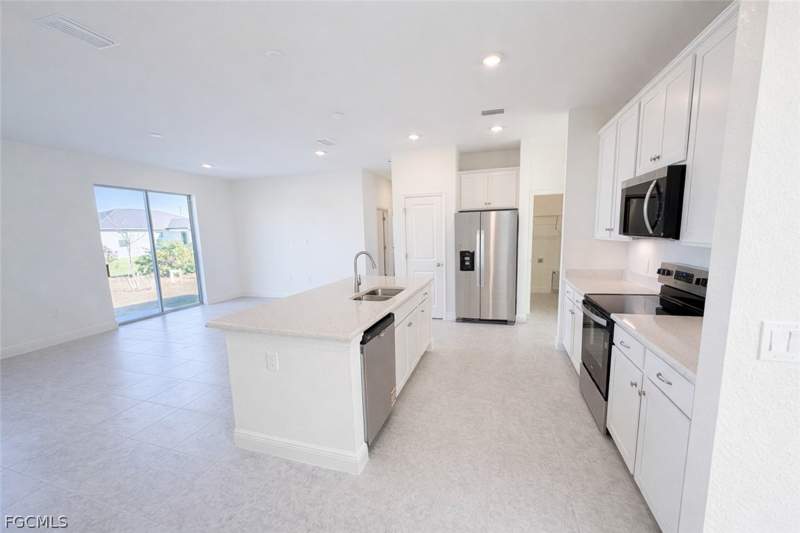 3 bedroom SingleFamilyResidence at 3529 NW 41st Pl, Cape Coral, Cape Coral — photo 3