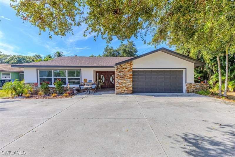 4 bedroom SingleFamilyResidence at 4310 McGregor Blvd, Waldens Riviera Estates, Fort Myers — photo 2