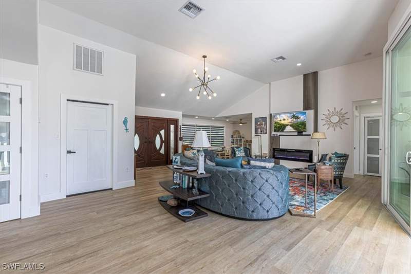 4 bedroom SingleFamilyResidence at 4310 McGregor Blvd, Waldens Riviera Estates, Fort Myers — photo 3