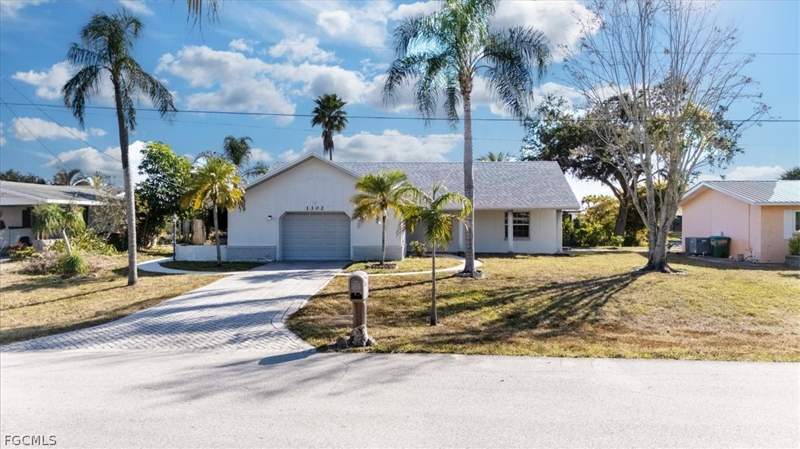 3 bedroom SingleFamilyResidence at 1302 NE 4th Ter, Cape Coral, Cape Coral — photo 2