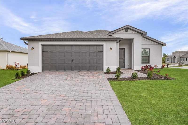 3 bedroom SingleFamilyResidence at 827 Rue Labeau Cir, Mirror Lakes, Fort Myers — photo 1