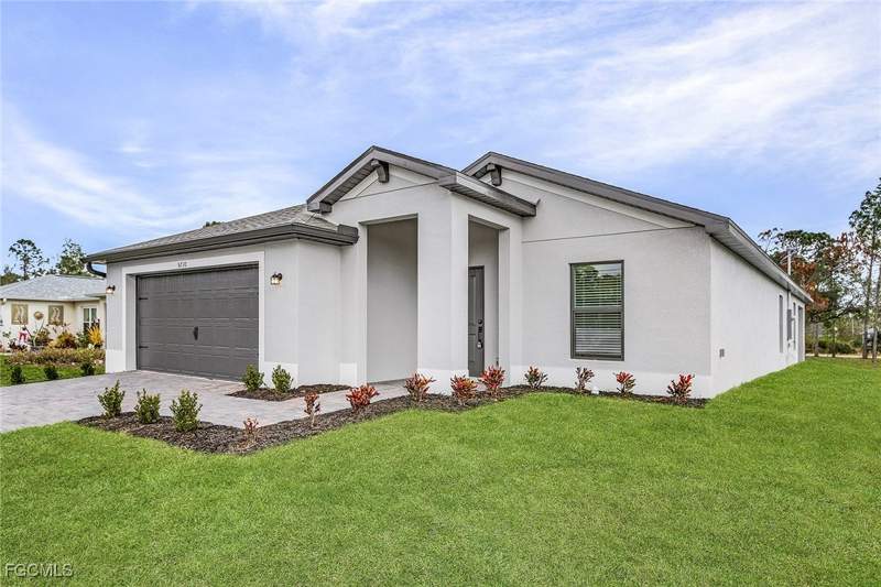 3 bedroom SingleFamilyResidence at 827 Rue Labeau Cir, Mirror Lakes, Fort Myers — photo 2