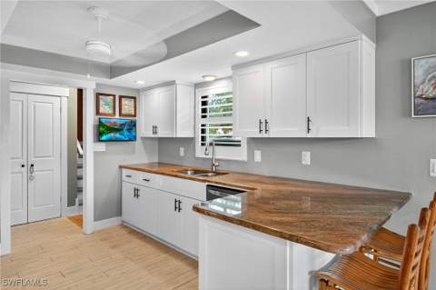 190 Tahiti Cir, Naples FL - photo 10 of 33