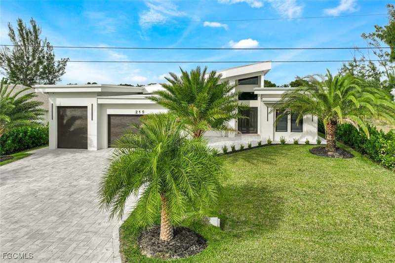 3 bedroom SingleFamilyResidence at 215 SE 28th Ter, Cape Coral, Cape Coral — photo 2