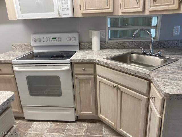 2 bedroom ManufacturedHome at 19681 Summerlin Rd J-197, Palmetto Palms R V, Fort Myers — photo 3