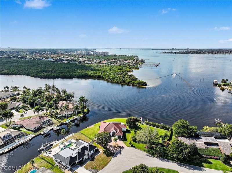 4 bedroom SingleFamilyResidence at 866 Cal Cove Dr, Town And River, Fort Myers — photo 1