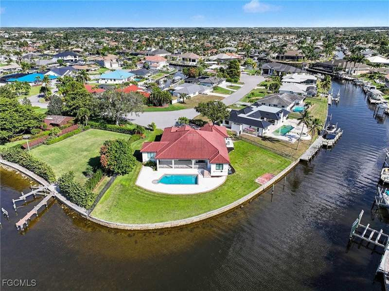 4 bedroom SingleFamilyResidence at 866 Cal Cove Dr, Town And River, Fort Myers — photo 2