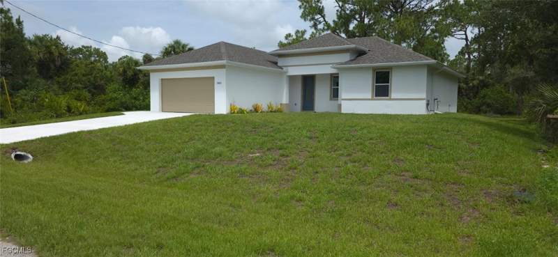 3 bedroom SingleFamilyResidence at 5005 Eifel Ln, Labelle, Labelle — photo 2