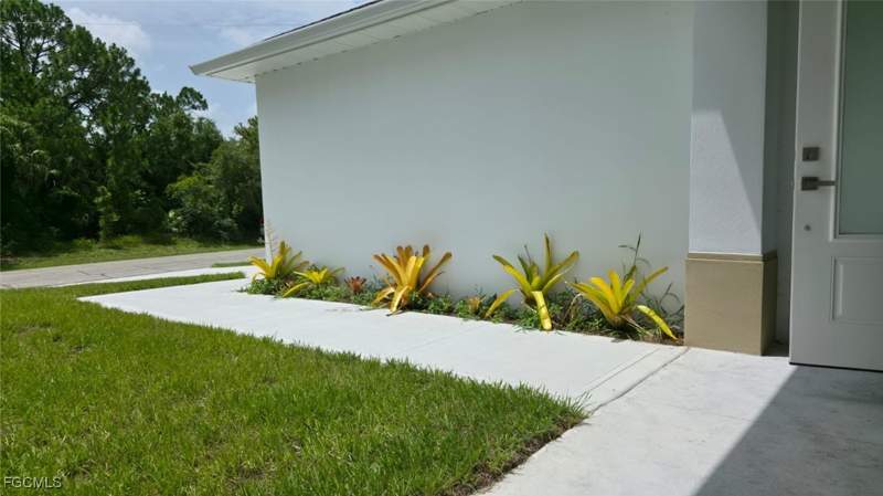 3 bedroom SingleFamilyResidence at 5005 Eifel Ln, Labelle, Labelle — photo 3