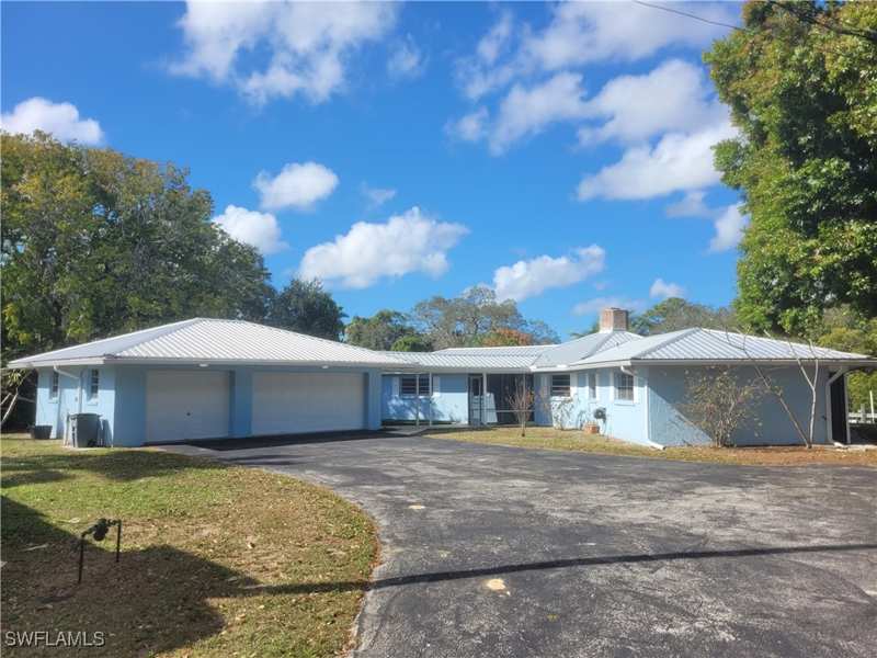 2 bedroom SingleFamilyResidence at 10131 Main Dr, Nuttinglikit Grove, Bonita Springs — photo 1