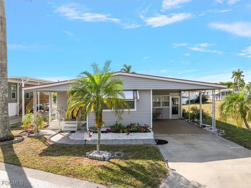 2 bedroom ManufacturedHome at 67 Percy St, Thunderbird Mobile Homes, Fort Myers — photo 3