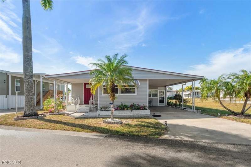 2 bedroom ManufacturedHome at 67 Percy St, Thunderbird Mobile Homes, Fort Myers — photo 5